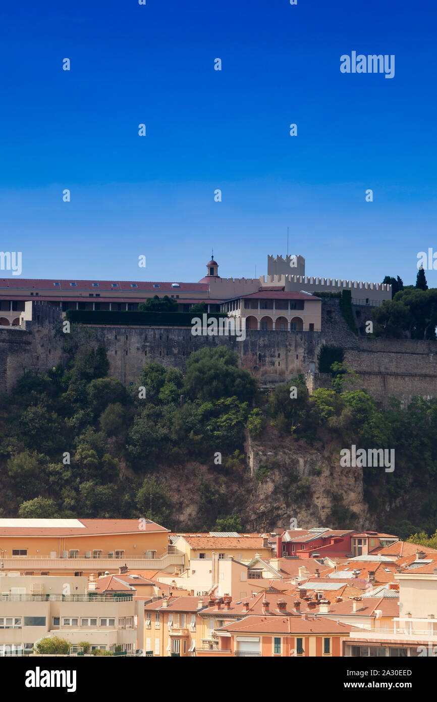 Stadtansicht von Monaco,im Hintergrund derFürstenpalast von Monaco oder Palais Princier de Monaco e Monte Carlo, Monaco, Europa| vista della città di Monaco, ho Foto Stock