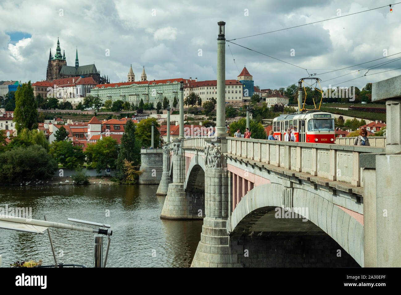 Pomeriggio autunnale a Ponte Manes a Praga, Repubblica Ceca. Foto Stock