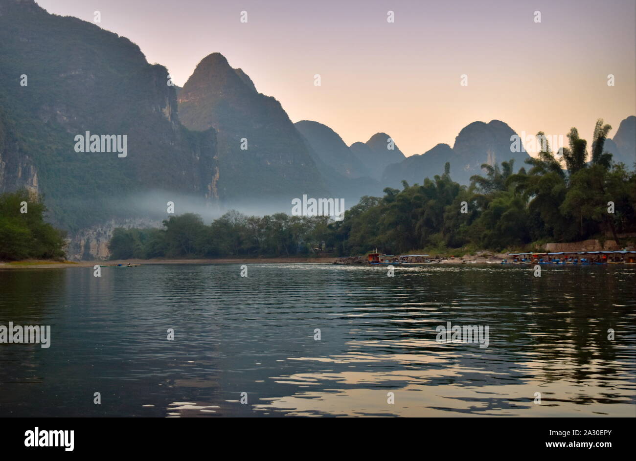 Li bacino del fiume e le montagne al tramonto, nel Guangxi, Cina Foto Stock