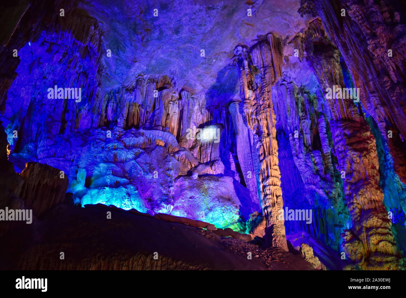 La Grotta del Flauto di Canna di Guilin, Cina, con belle e spettacolari rocce minerali formazioni di stalattiti e stalagmiti colorata con lightin artificiale Foto Stock