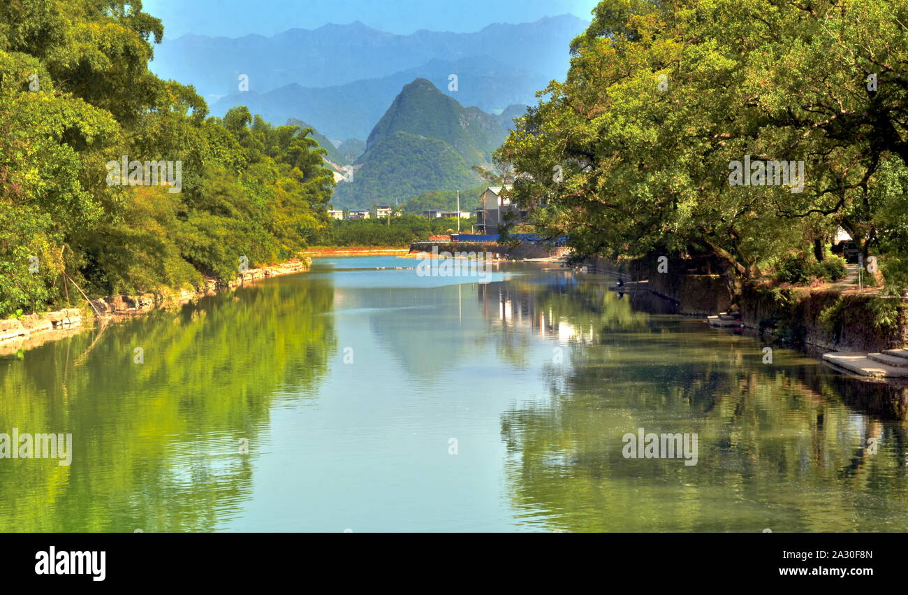 Ruscello tranquillo da Li bacino del fiume montagna - Xingpingzhen, Cina Foto Stock