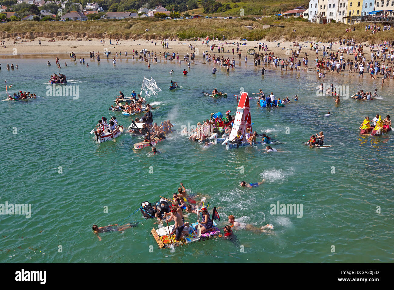 Daft zattera gara a Braye Bay un evento che ha luogo durante il festival annuale Alderney settimana a Alderney sulle Isole del Canale Foto Stock