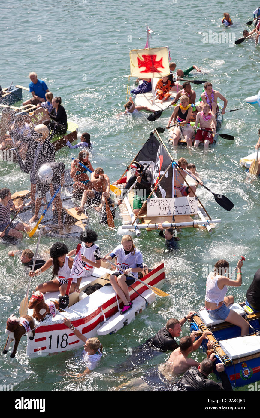 Abbandonato antica fattoria decrepita macchina Foto Stock