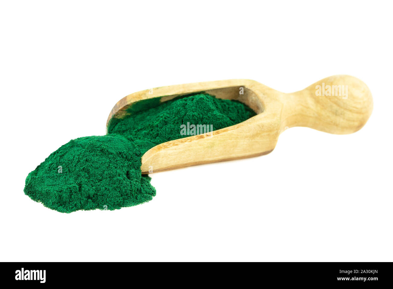 Spirulina polvere alghe blu-verdi in legno da scoop su sfondo bianco Foto Stock