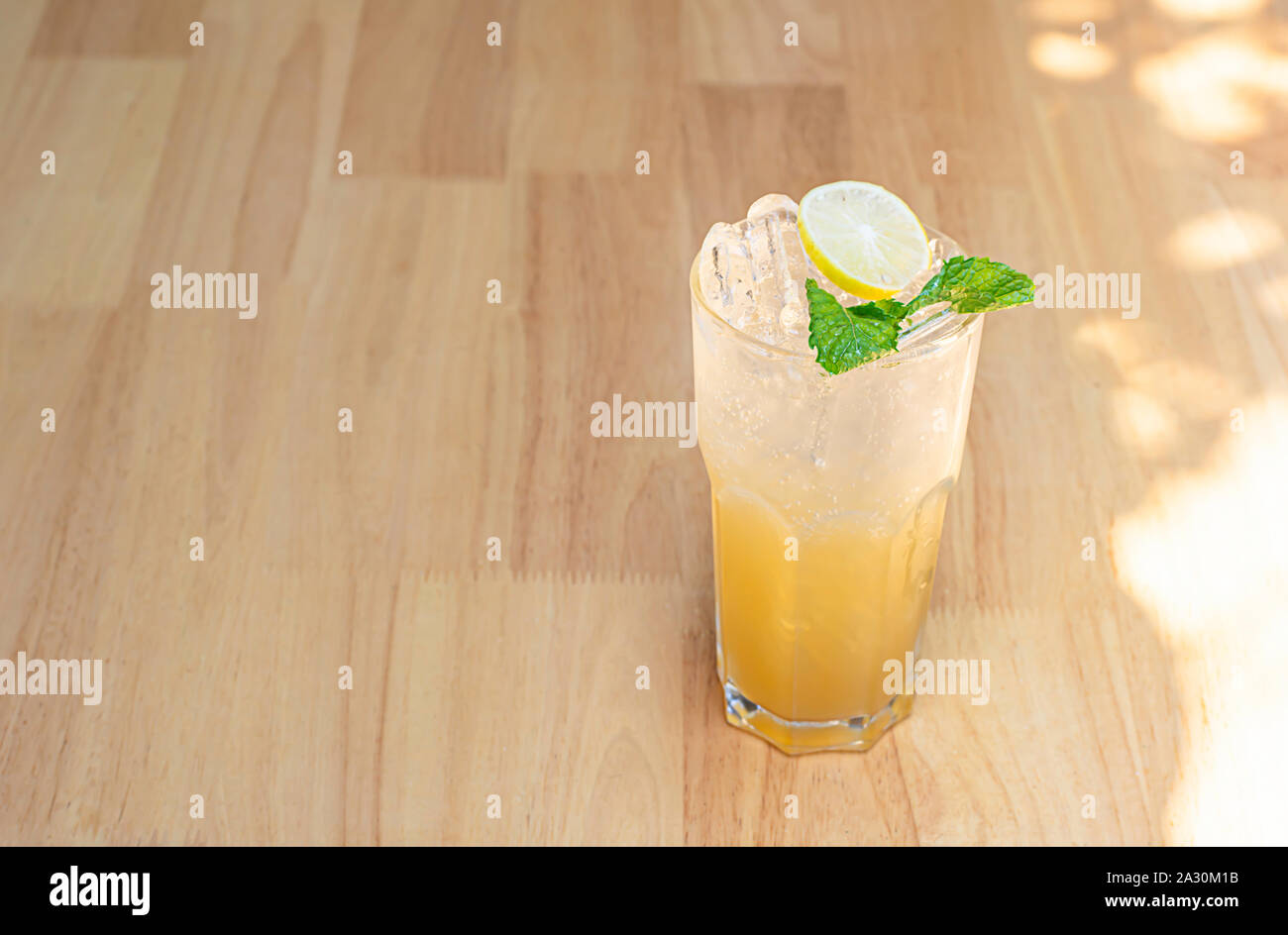 Miele di soda di limone in vetro sul tavolo di legno. Foto Stock