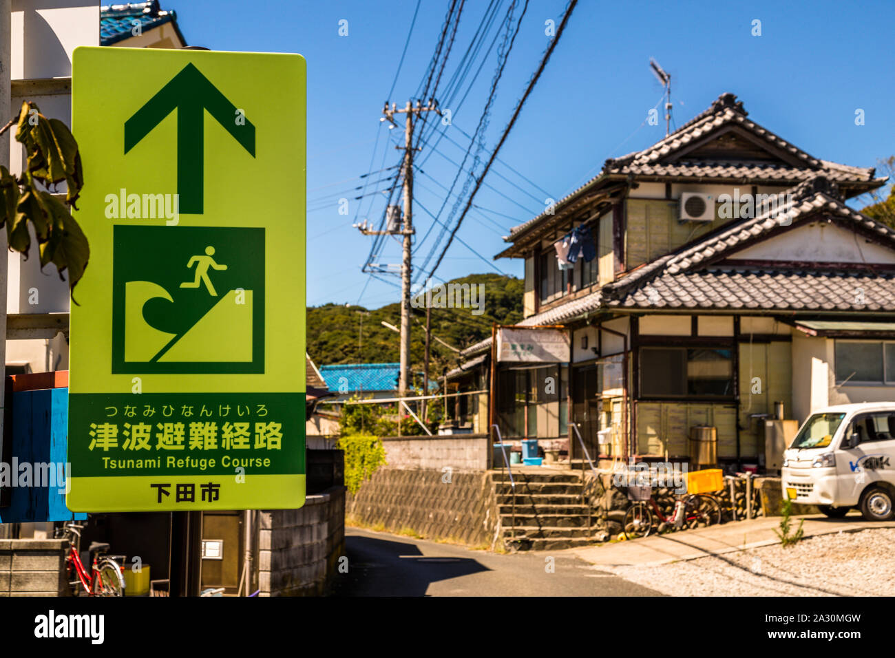 Segnali di avvertimento per lo tsunami vicino a Shimoda sulla costa giapponese Foto Stock