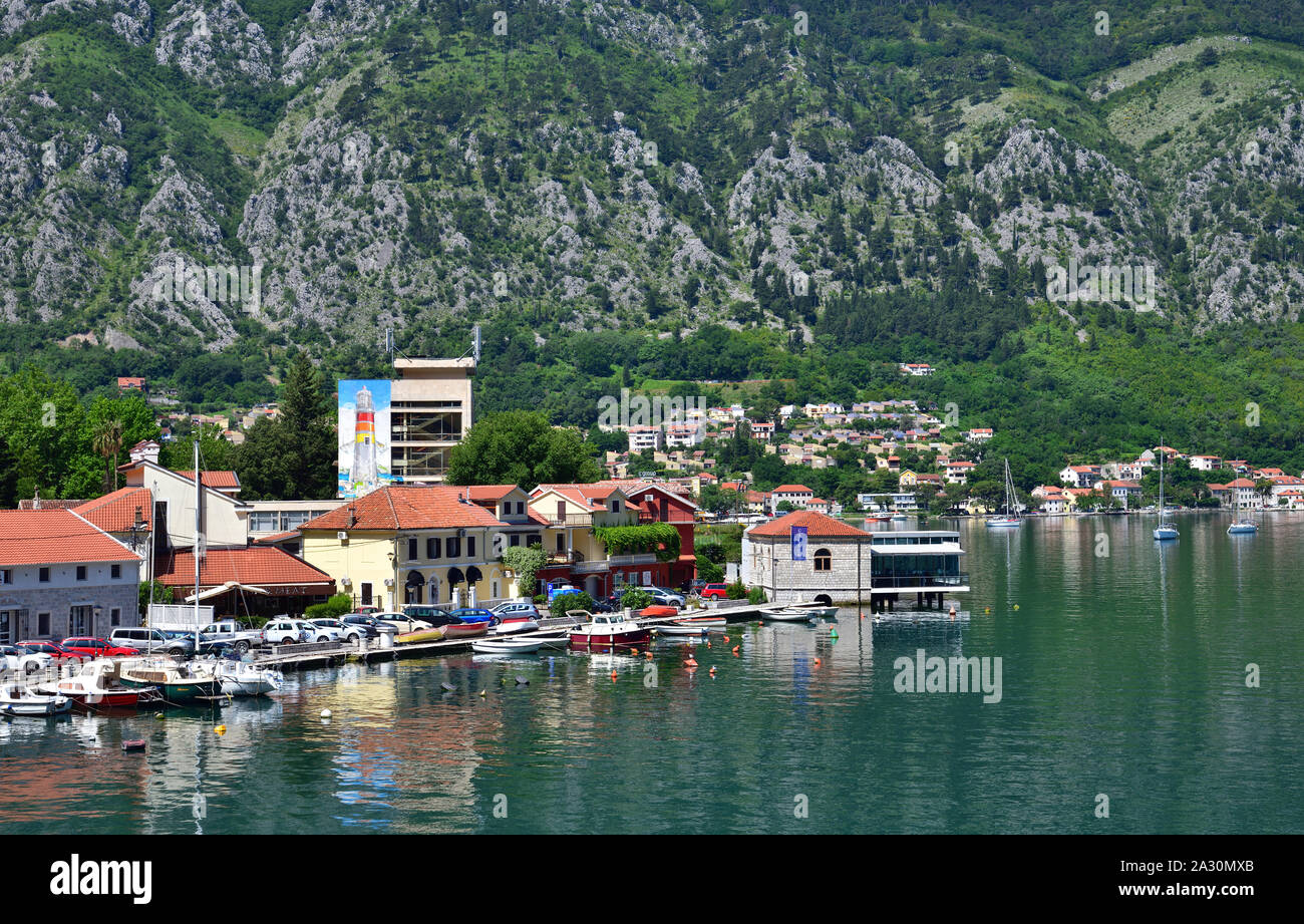 Kotor, Montenegro - 10. 6. 2019. Imbarco della città e navi sul molo Foto Stock