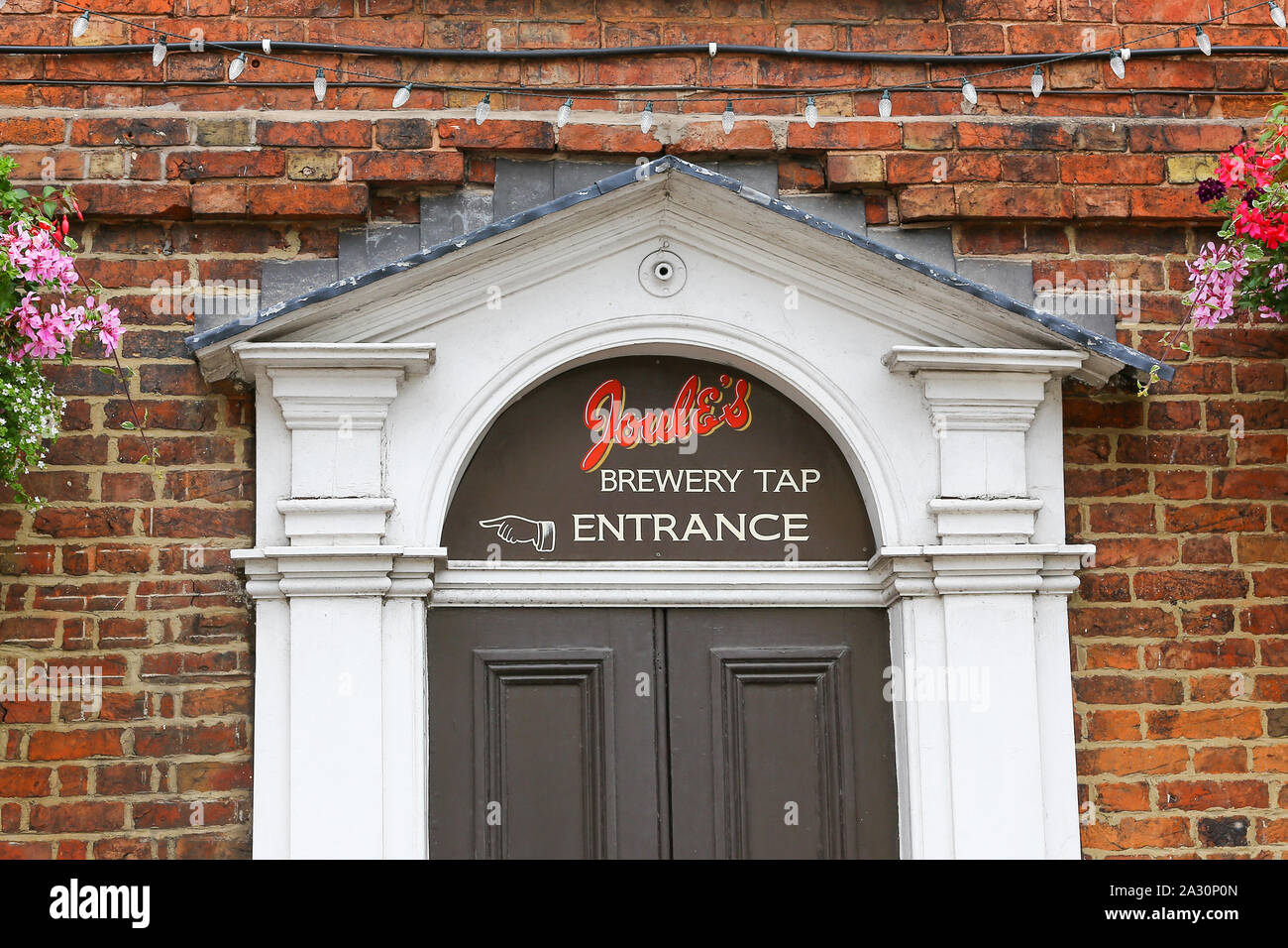Un segno sopra la porta via a Joule Brewery e birreria e toccare il Pub Red Lion o public house, Market Drayton, Shropshire, Inghilterra, Regno Unito Foto Stock