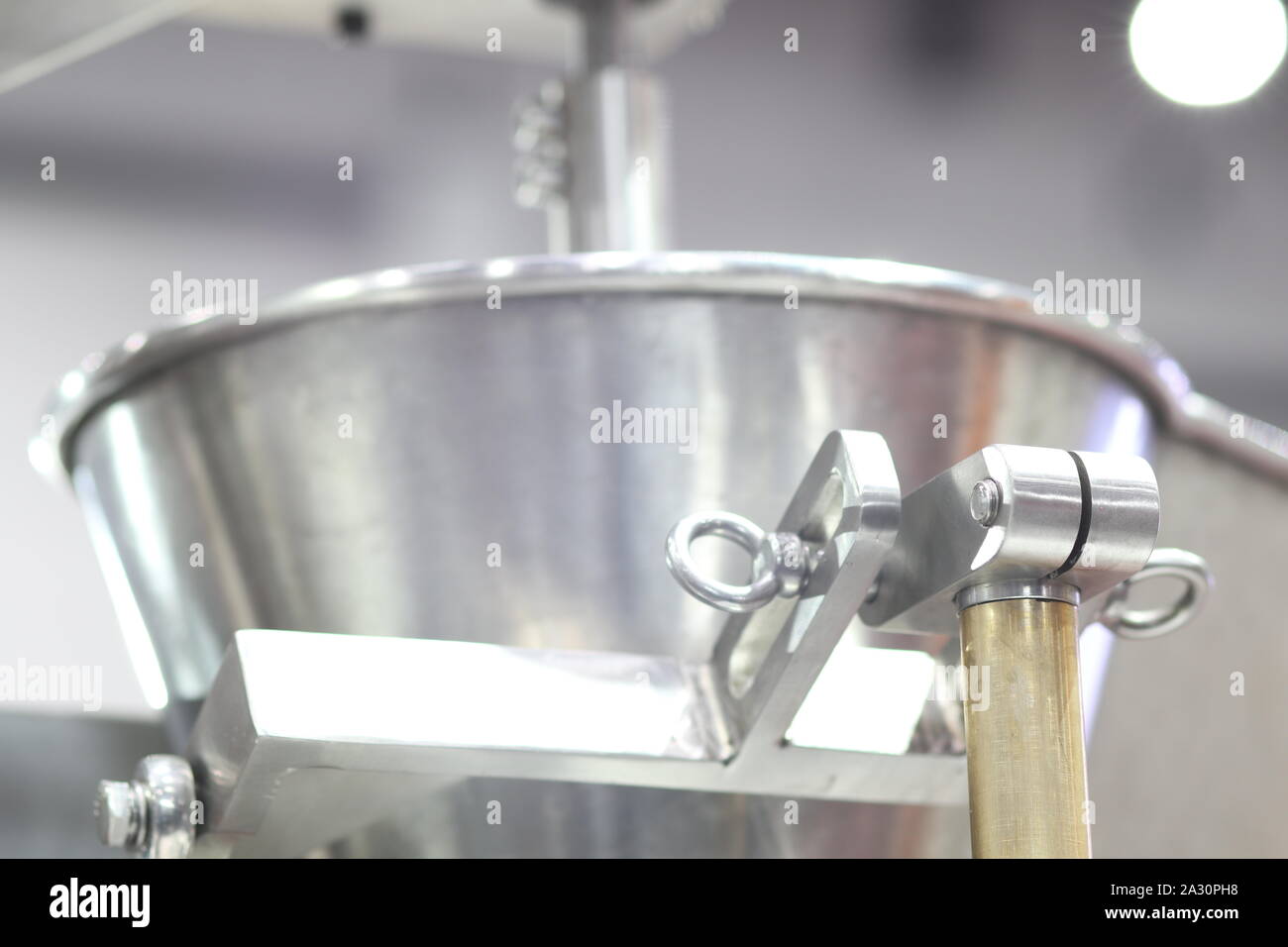 Tramoggia in acciaio inox è una parte della macchina per lo stoccaggio e l'alimentazione del materiale grezzo prima del trattamento Foto Stock