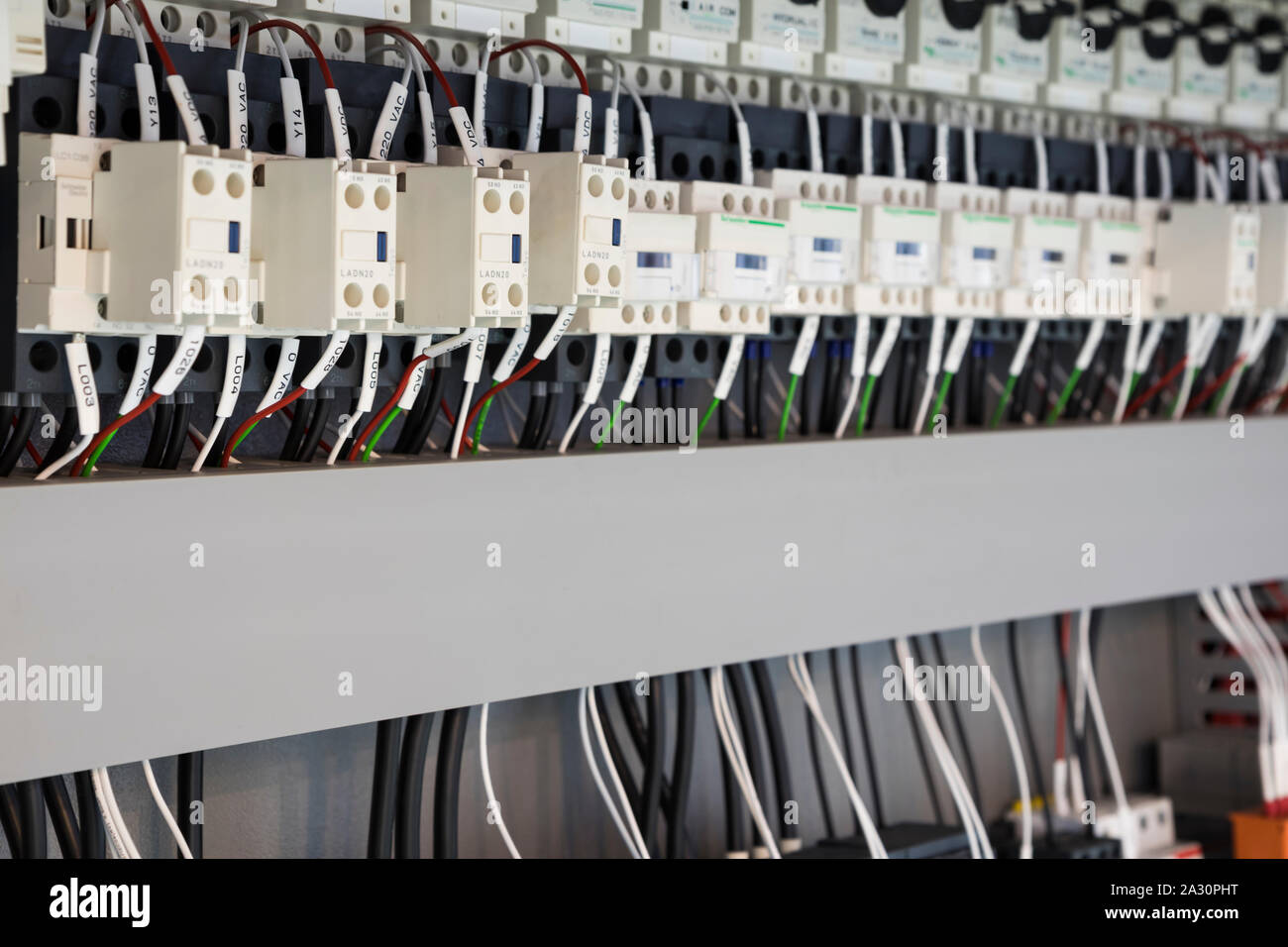 Accesso cablato quadro elettrico con i terminali per macchine industriali  Foto stock - Alamy