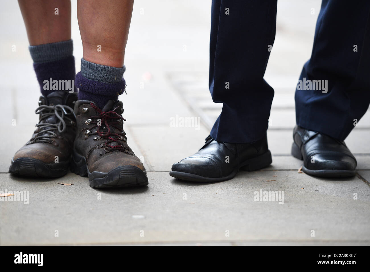 Dettaglio della ex-Thomas Cook cabin crew stati Rachel Murrell's scarponi (sinistra), dopo l'arrivo a Downing Street a Londra, a portata di mano in una lettera al numero 10 mettendo in evidenza la situazione dei lavoratori, dopo aver camminato 200 miglia dal Devon. Foto Stock