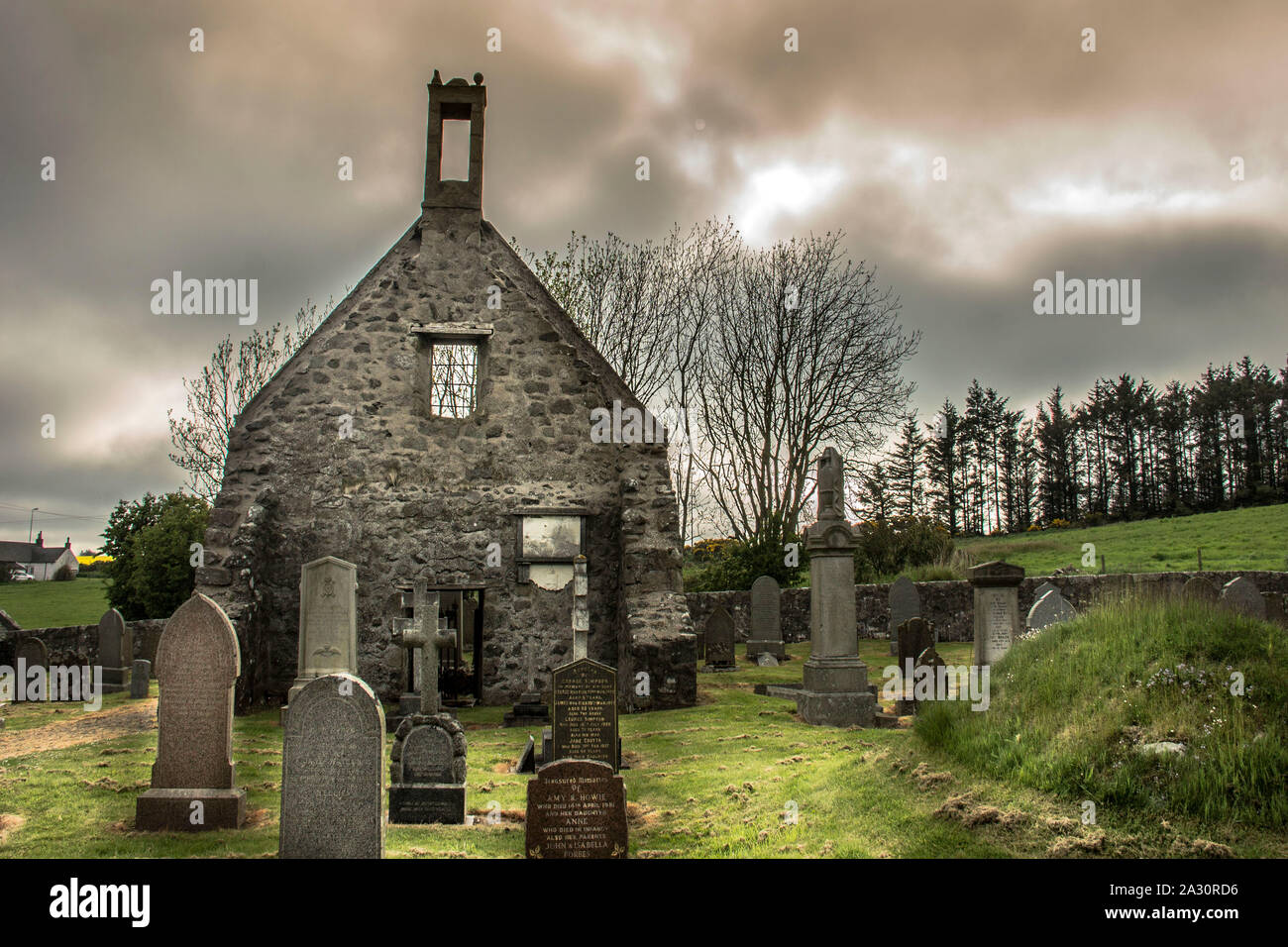 Belhelvie vecchia Chiesa Parrocchiale e la sepoltura di massa. Petten la chiesa o San Columba la Chiesa. Aberdeenshire, Scotland, Regno Unito. Foto Stock