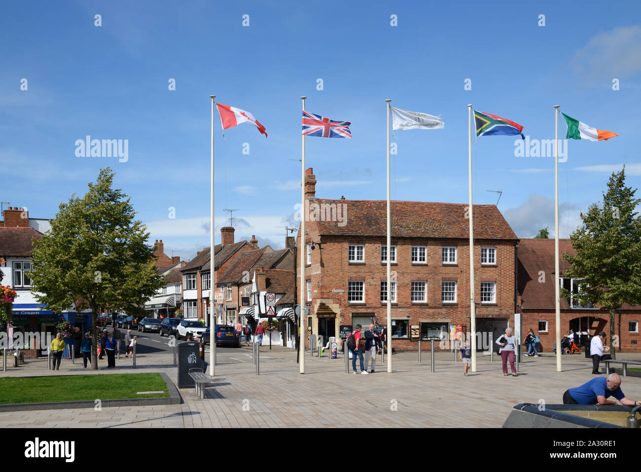 Storica architettura in mattoni su Sheep Street affacciato su Bancroft giardini e pennoni Stratford-upon-Avon Inghilterra Foto Stock