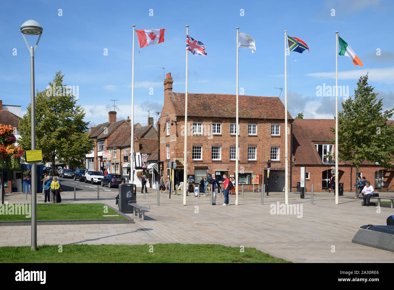 Storica architettura in mattoni su Sheep Street affacciato su Bancroft giardini e pennoni Stratford-upon-Avon Inghilterra Foto Stock