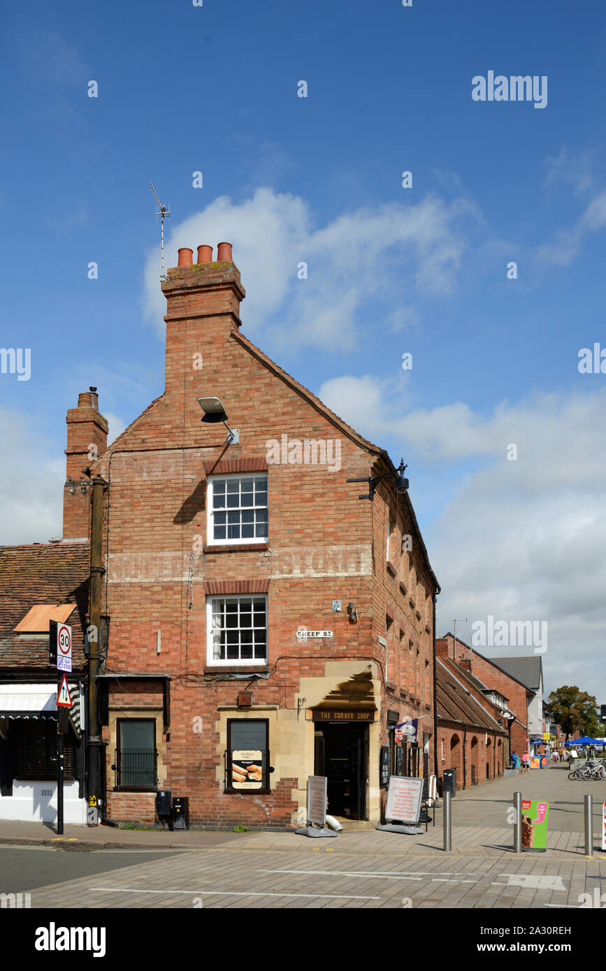 Mattone tradizionale negozio ad angolo su un angolo di ovini Street di fronte Bancroft Gardens Stratford-upon-Avon England Regno Unito Foto Stock
