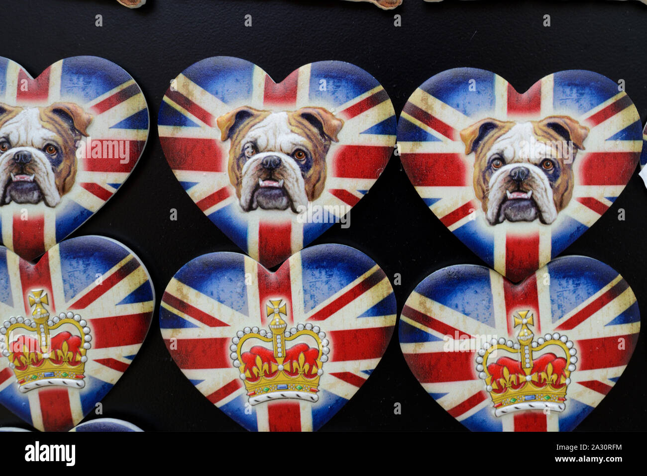 Corona britannica, British Bulldog o British Bulldogs su Heart-Shaped bandiera britannica o Unione Jack Souvenir magneti per il frigo London REGNO UNITO Foto Stock