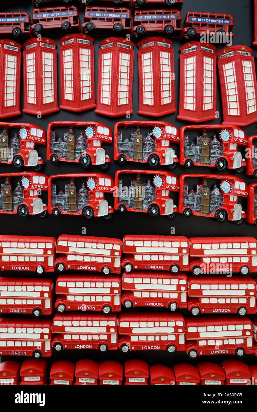 Autobus Rossi & cabine telefoniche rosse Souvenir magneti per il frigo in vendita nel negozio di articoli da regalo o stallo Souvenir London REGNO UNITO Foto Stock