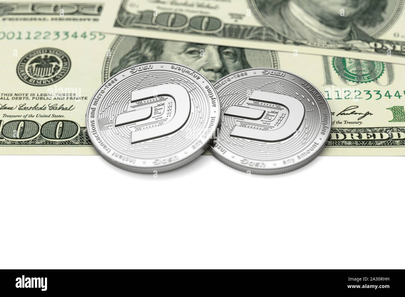 Due Dash monete (con 2019 logo aggiornato) posa su fatture del dollaro con copia spazio sottostante. Auspicabile cryptocurrencies concetto. Il rendering 3D Foto Stock