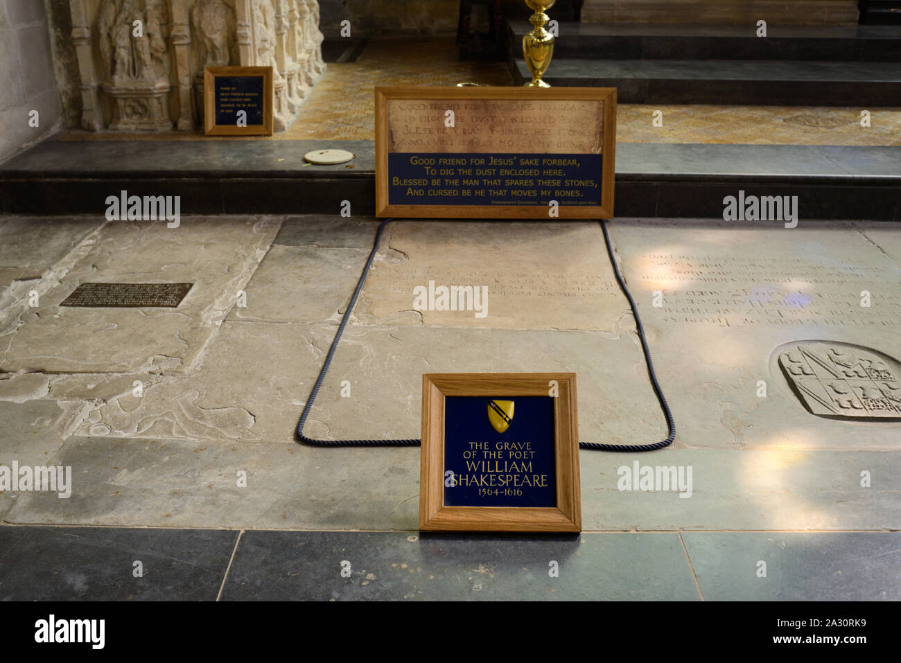 Tomba o la tomba di William Shakespeare (1564-1616) nella chiesa della Santa Trinità, aka Shakespeare's Church, Stratford-upon-Avon Warwickshire England Regno Unito Foto Stock