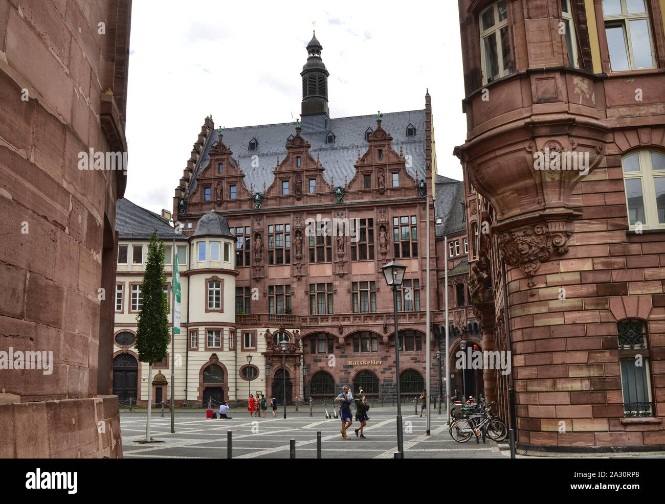 Frankfurt am Main, Germania. Agosto 2019. Uno dei magnifici edifici storici che si affaccia sulla Paulsplaz. Caratterizzato dal rosso della facciata in mattoni li Foto Stock
