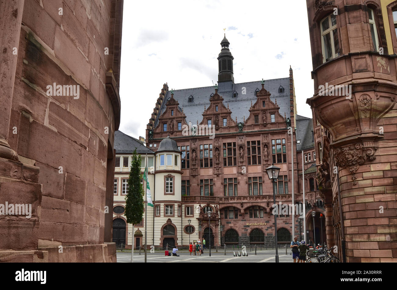 Frankfurt am Main, Germania. Agosto 2019. Uno dei magnifici edifici storici che si affaccia sulla Paulsplaz. Caratterizzato dal rosso della facciata in mattoni li Foto Stock