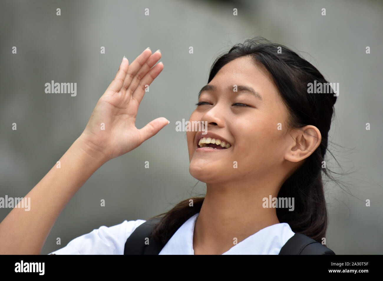 Un ridere carino Filipina School girl Foto Stock