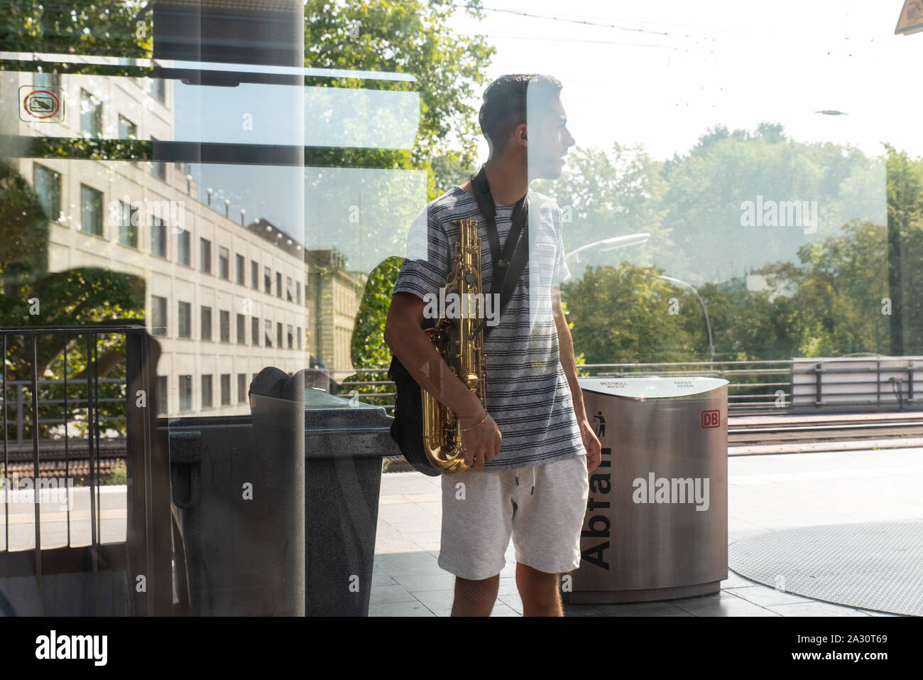 Musiker in der Berliner U-Bahn. // Musicista della metropolitana di Berlino, Germania. Foto Stock