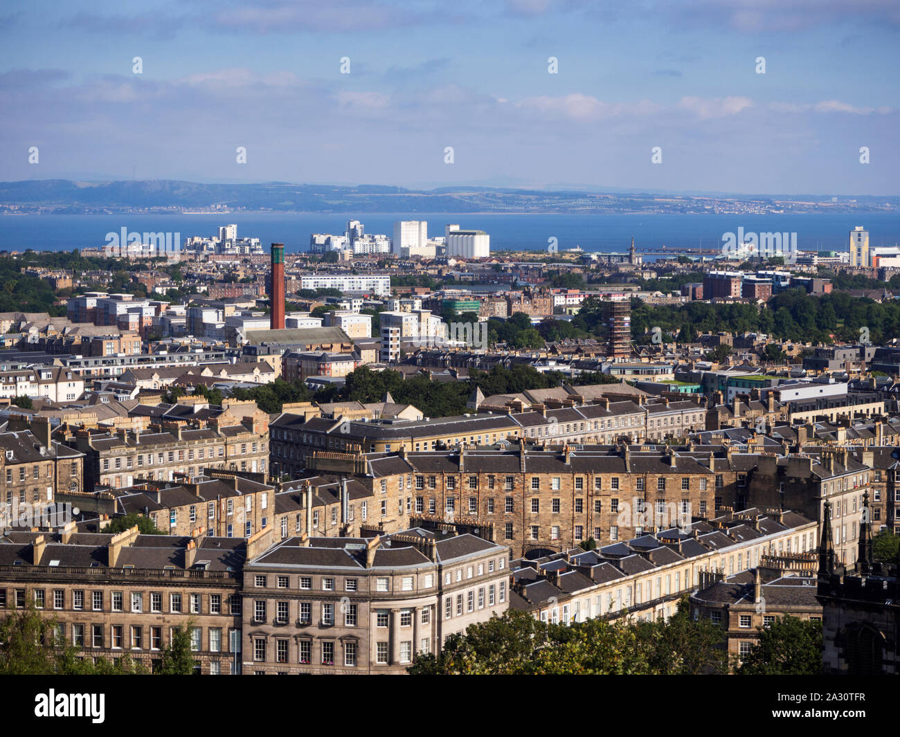 Vista su Edimburgo verso il Firth of Forth da Calton Hill Edinburgh Scozia Scotland Foto Stock