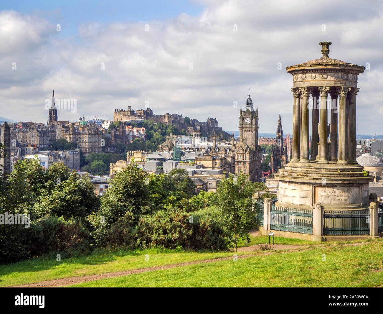 Vista verso il Castello di Edimburgo dal Dugald Stewart monumento su Calton Hill a Edimburgo in Scozia Foto Stock