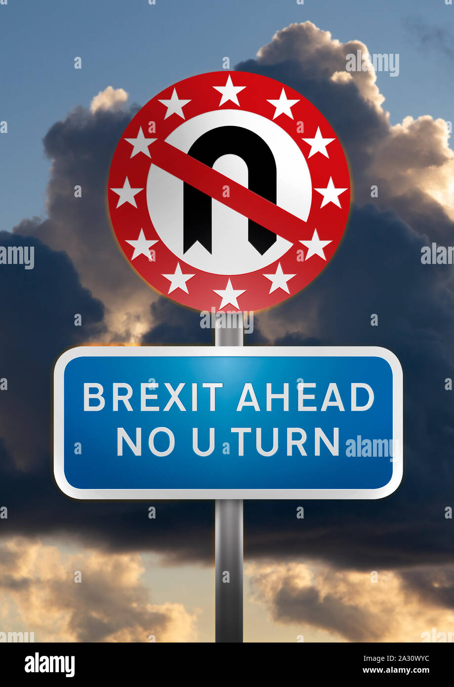 Un cartello stradale con un n. U-turn simbolo in un cerchio di dodici stelle dorate contro un cielo rabbioso con le parole "Brexit Aead n. U Turn' Foto Stock