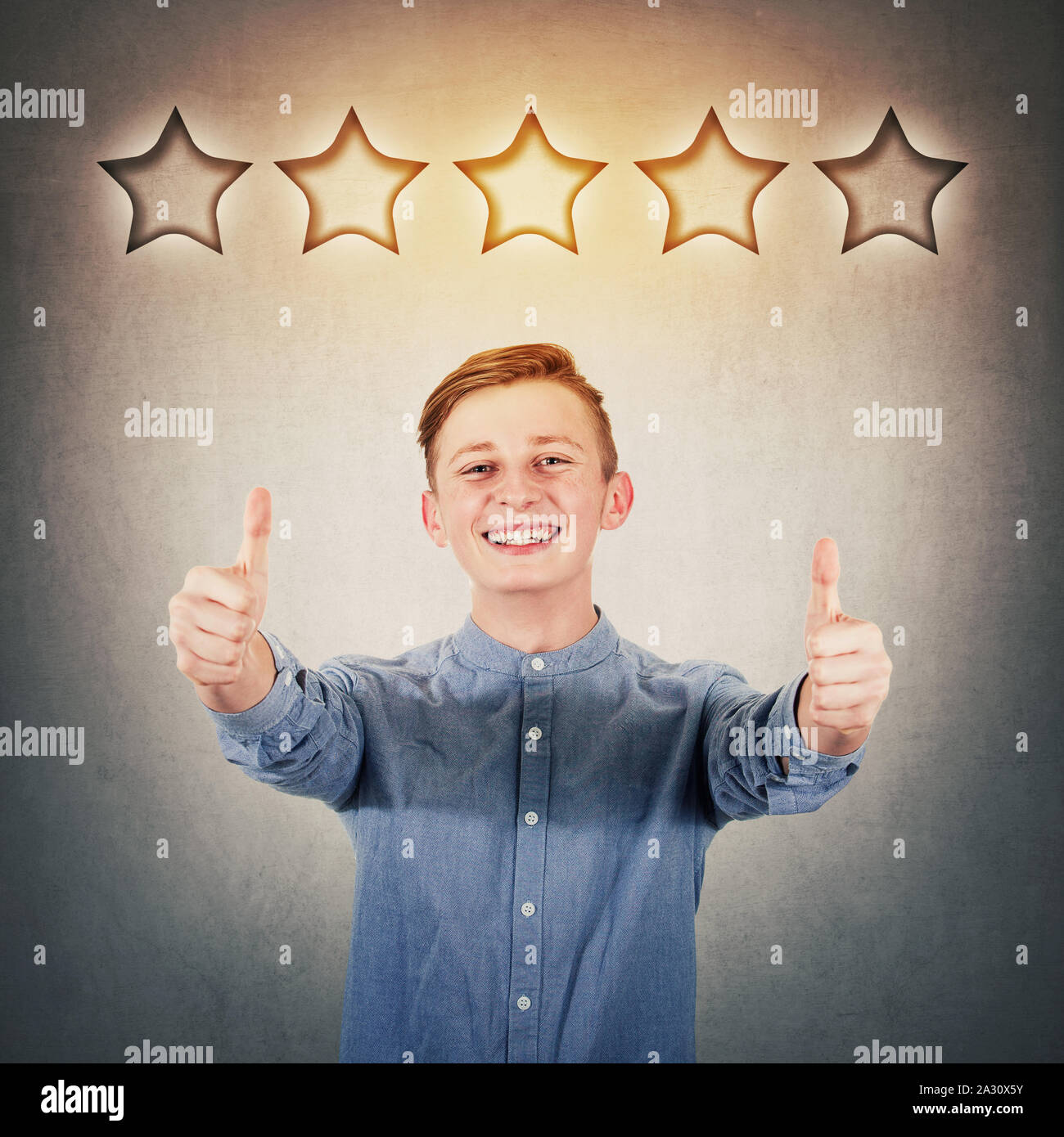 Allegro ragazzo adolescente che mostra Thumbs up, come simbolo, gesto positivo, ottimo feedback e approvazione, guardando alla telecamera dente sorriso. La scelta di cinque st Foto Stock