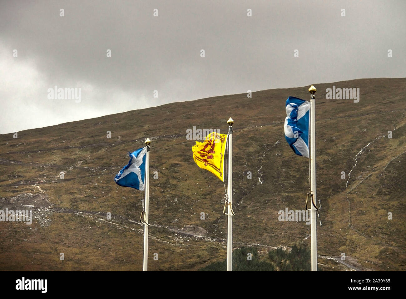 Scottish bandiere sventolano contro le montagne Foto Stock