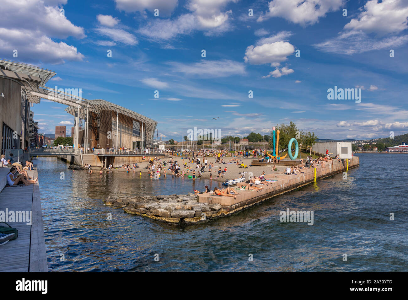 OSLO, Norvegia - la gente a prendere il sole e nuotare a Filipstad, Oslo waterfront. Foto Stock