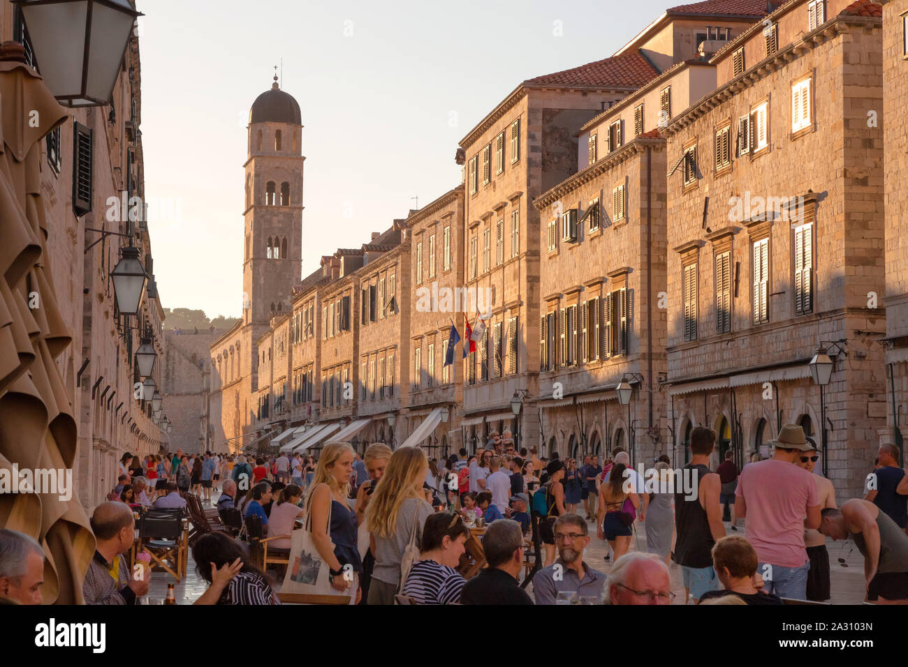 Viaggi in Croazia - turisti nel paese vecchio di Dubrovnik - Stradun main street, una strada medievale ed edifici, Dubrovnik Croazia Europa Foto Stock