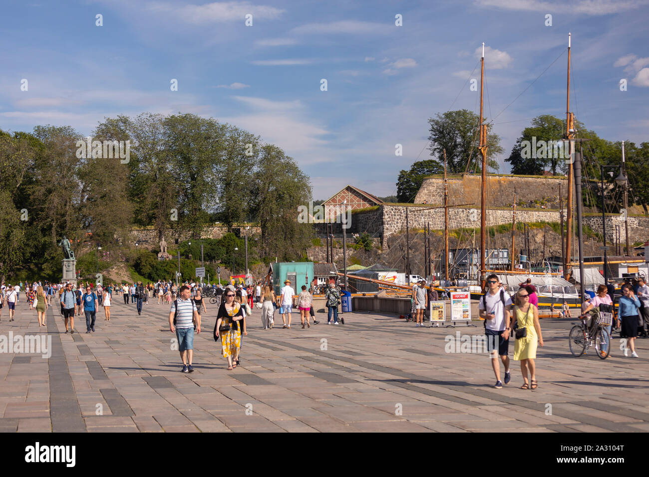 OSLO, Norvegia - la gente che camminava sul Radhusplassen plaza, Oslo Waterfront, vicino la Fortezza di Akershus sito storico. Foto Stock