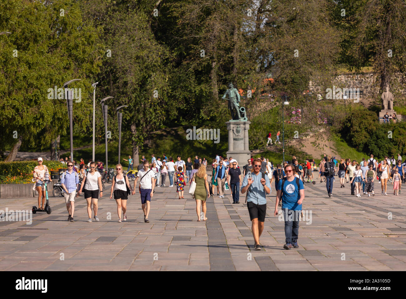 OSLO, Norvegia - la gente che camminava sul Radhusplassen plaza, Oslo Waterfront, vicino la Fortezza di Akershus sito storico. Foto Stock