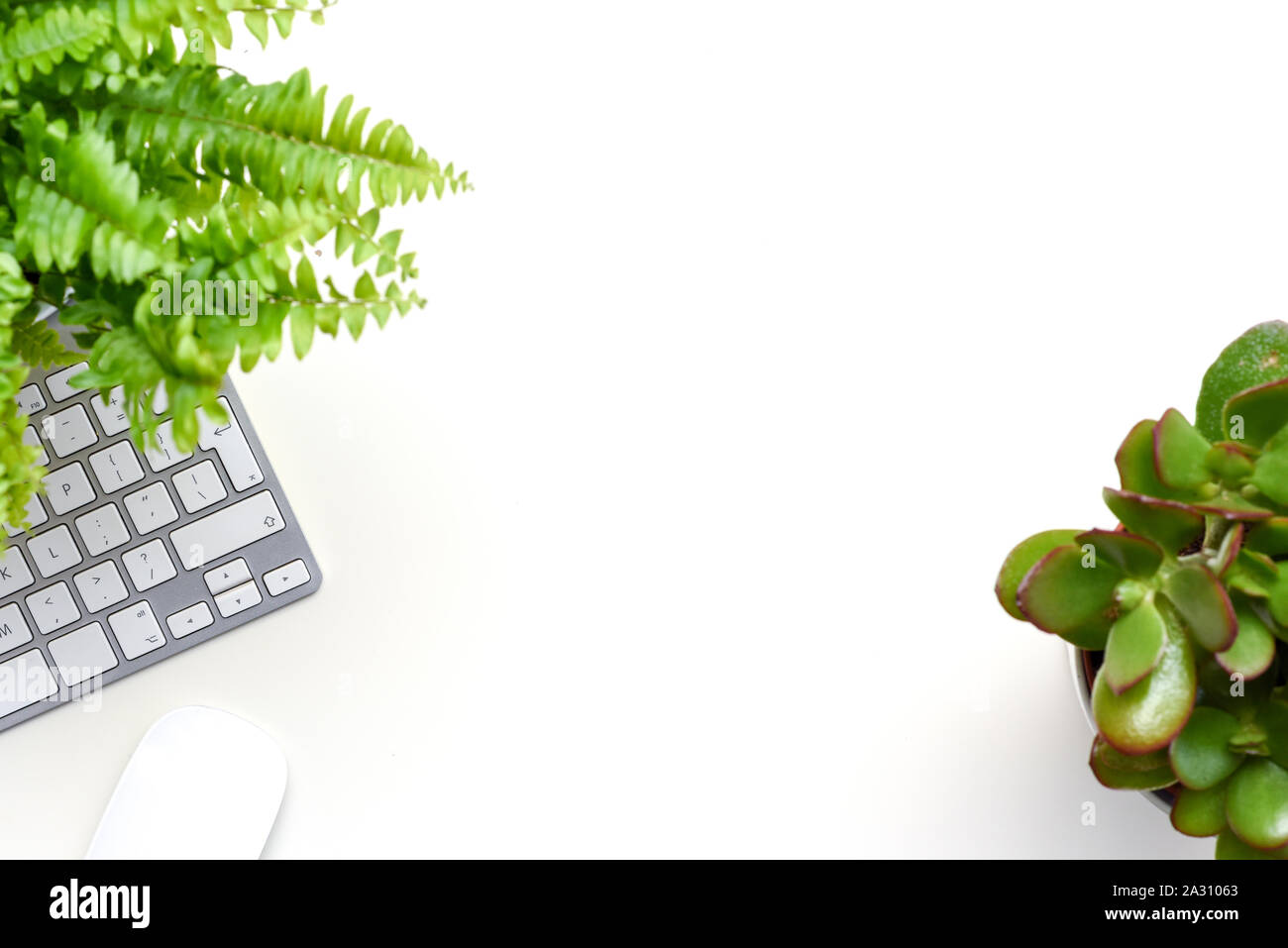 Schermata bianca vuota sul tablet portatile dispositivo sulla moderna scrivania in ufficio Foto Stock