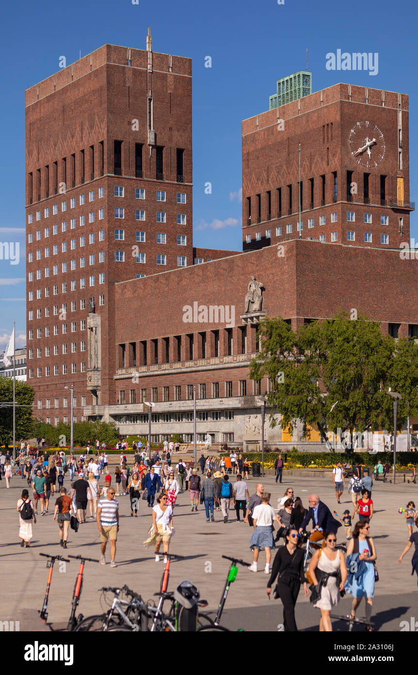 OSLO, Norvegia - la gente camminare vicino al Municipio di Oslo. Foto Stock