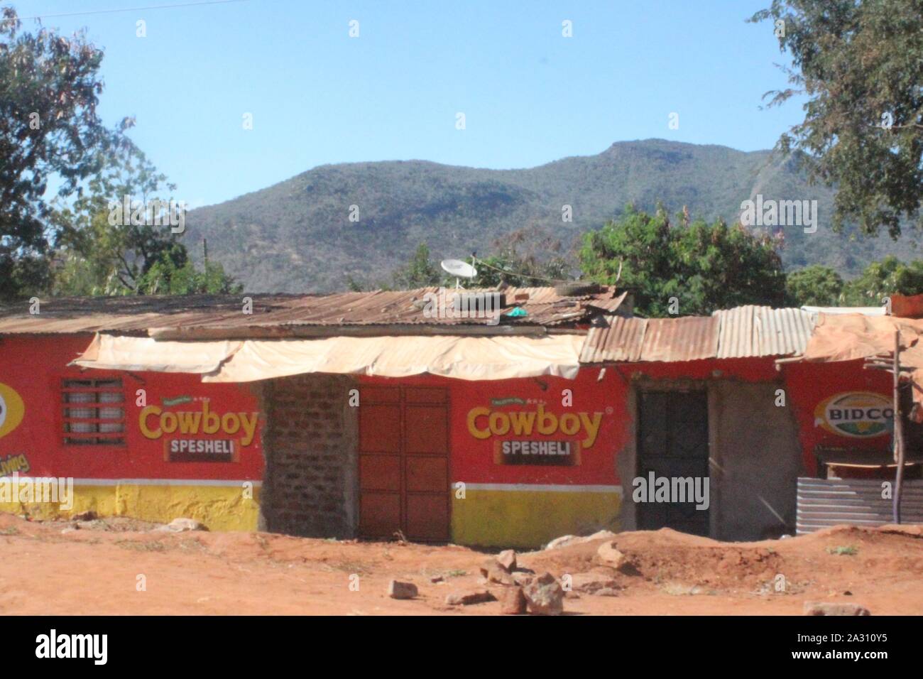 Strada di Mombasa in Kenya, estate 2015 (km 6):Cowboy Spesheli est di Voi Foto Stock