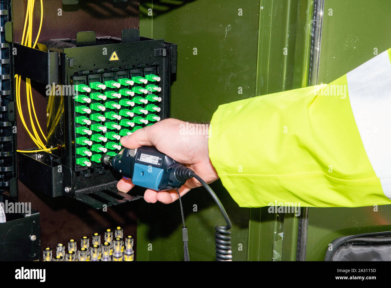 Bruce Crawford MSP e il CityFiber City Manager, Elaine Doherty presso il sito di installazione nella tenuta di Raploch Foto Stock