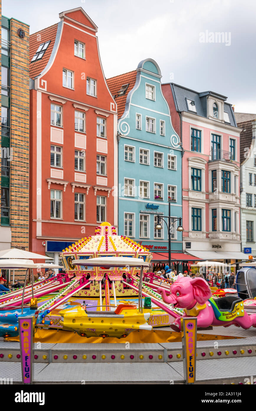 Una piazza della città e architettura nel centro di Rostock, Germania, Europa. Foto Stock