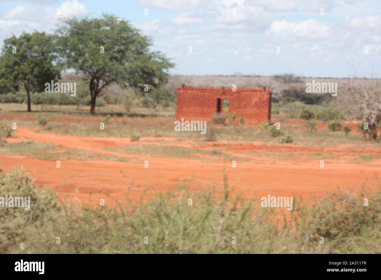 Strada di Mombasa in Kenya, estate 2015 (km 55): casa in costruzione vicino Buchuma oltre l'autostrada Foto Stock