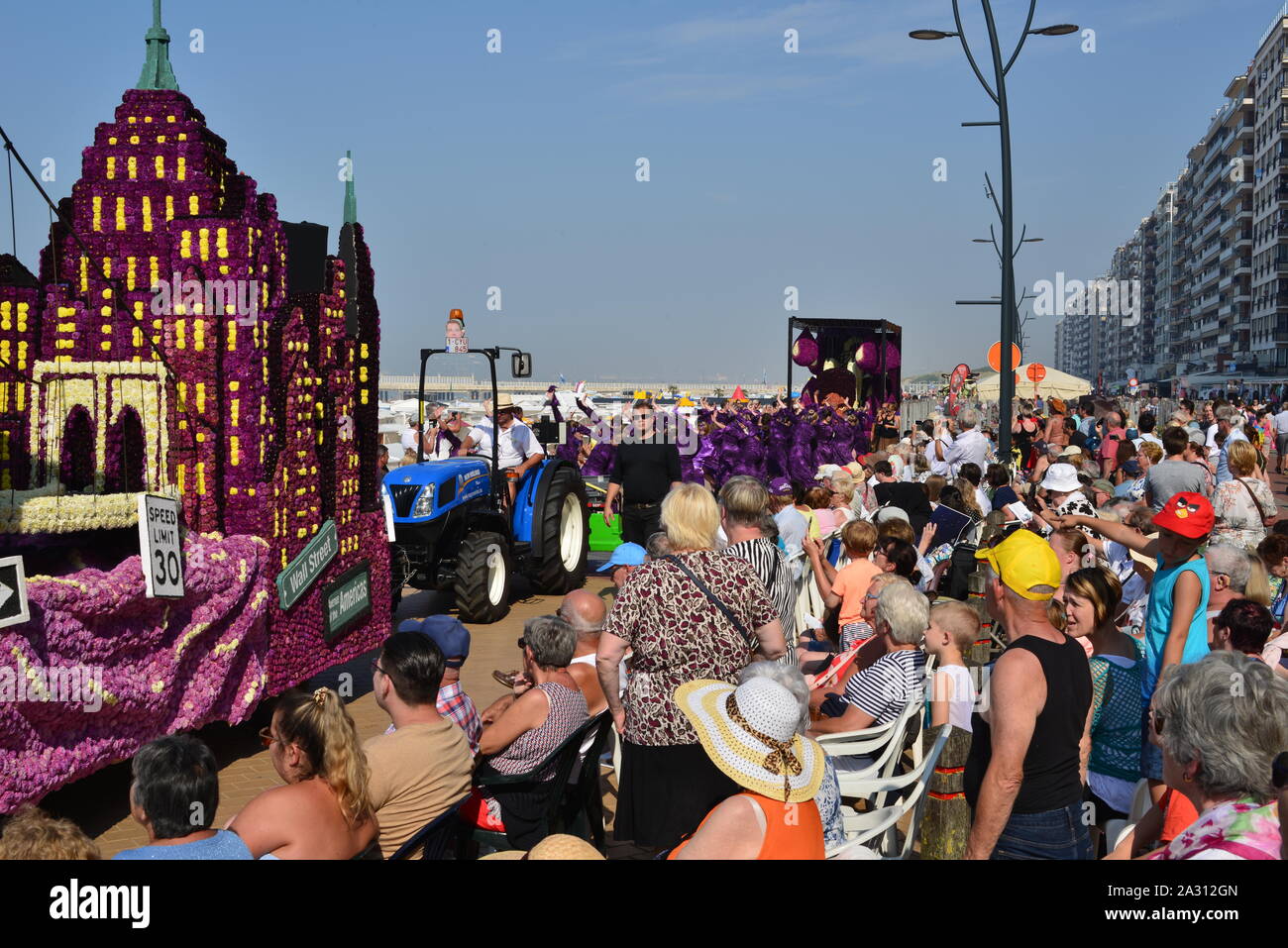 Blankenberge, West Flanders/ Belgio - Agosto 25, 2019:: festa sulla spiaggia di corso di fiori galleggianti, in fiammingo chiamato 'Bloemencorso'. Foto Stock