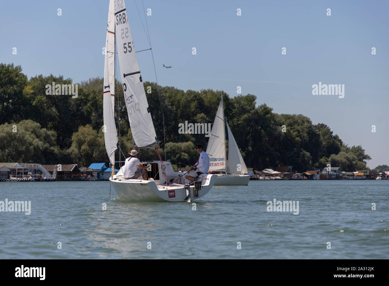 Belgrado, Serbia, Agosto 18, 2019: Tre-persona scuderie concorrenti nella classe Micro regata a vela sul fiume Sava Foto Stock