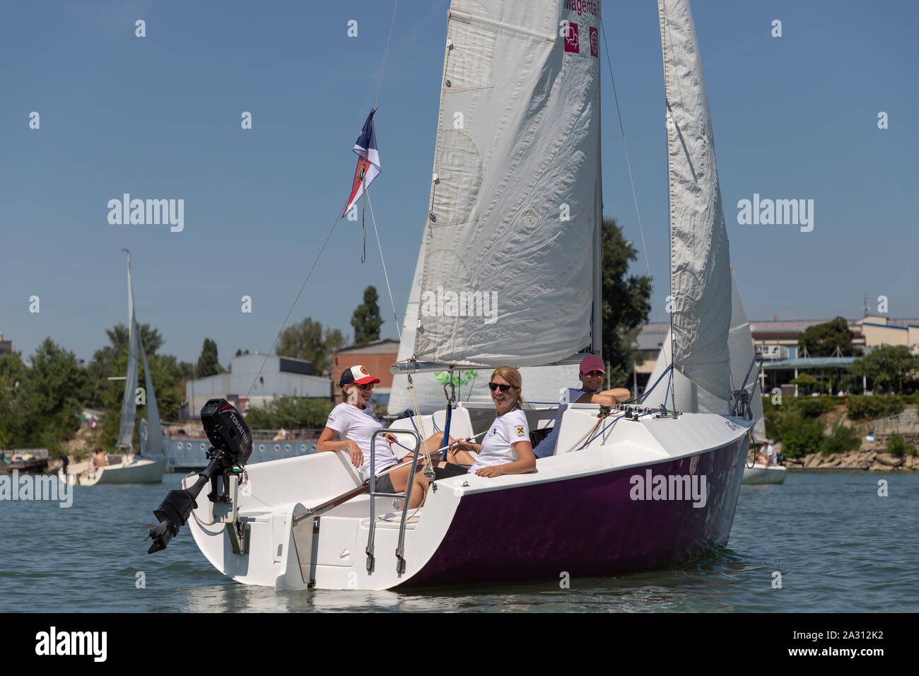 Belgrado, Serbia, 18 agosto 2016: Equipaggio femminile che gareggia nella regata di vela Micro Class sul fiume Sava Foto Stock