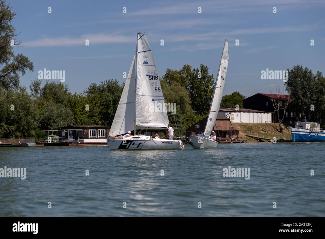 Belgrado, Serbia, Agosto 18, 2019: Tre-persona scuderie concorrenti nella classe Micro regata a vela sul fiume Sava Foto Stock