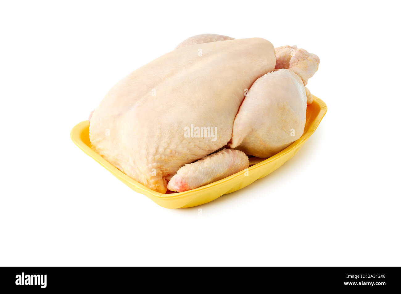Il pollo crudo sul vassoio di retail su bianco Foto Stock