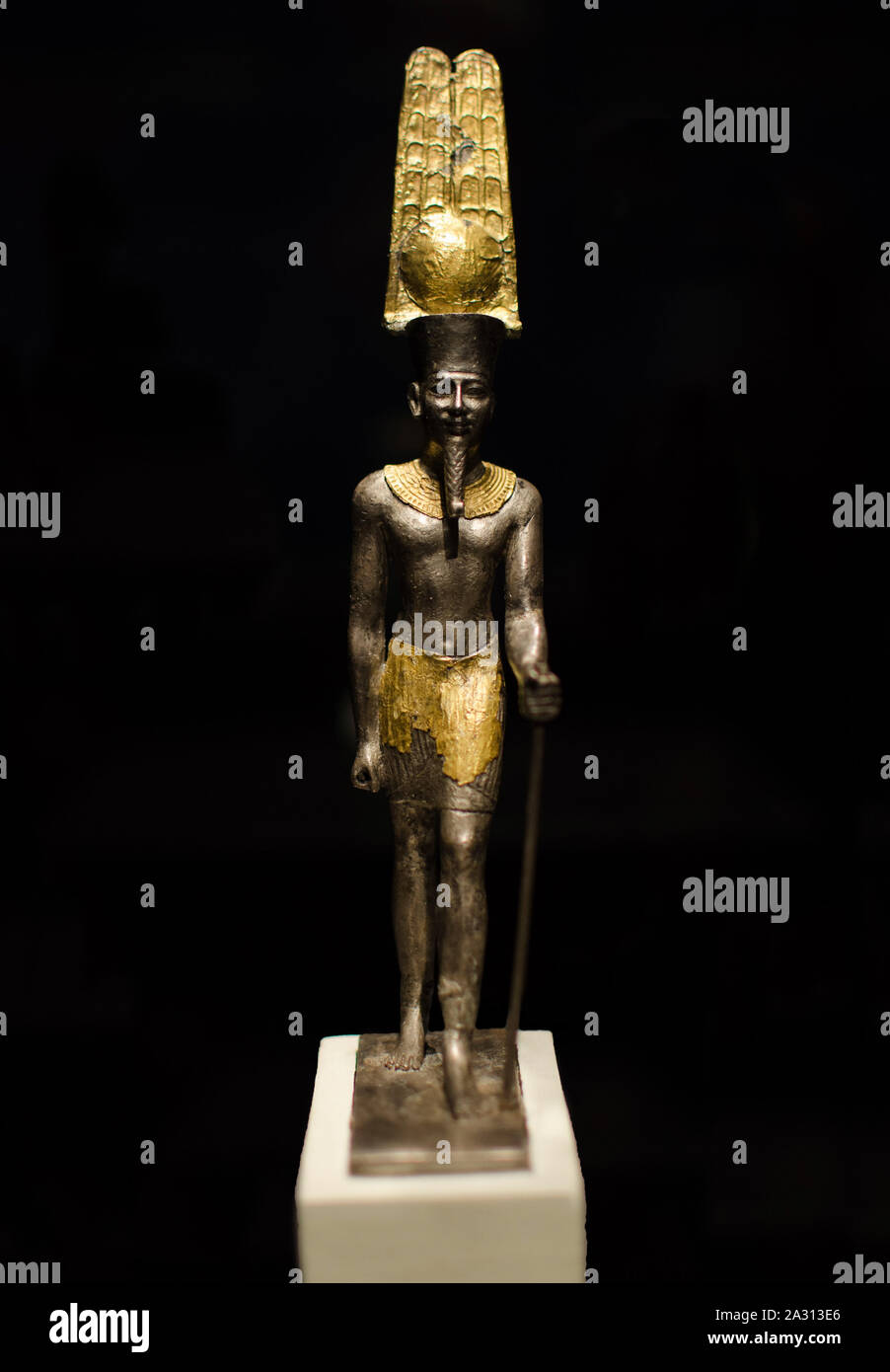 In argento placcato oro la figura di Amon-ra in Caixaforum, Siviglia, Spagna Foto Stock