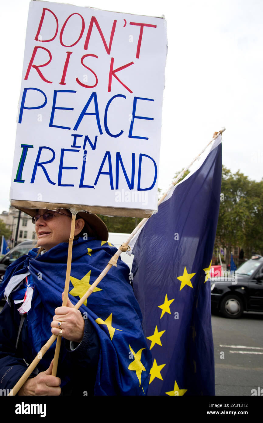 La piazza del Parlamento, Londra 3 ottobre 2019. Anti Brexit protesta da parte di Remainers. Cartello che dice "ont rischio la pace in Irlanda". Foto Stock