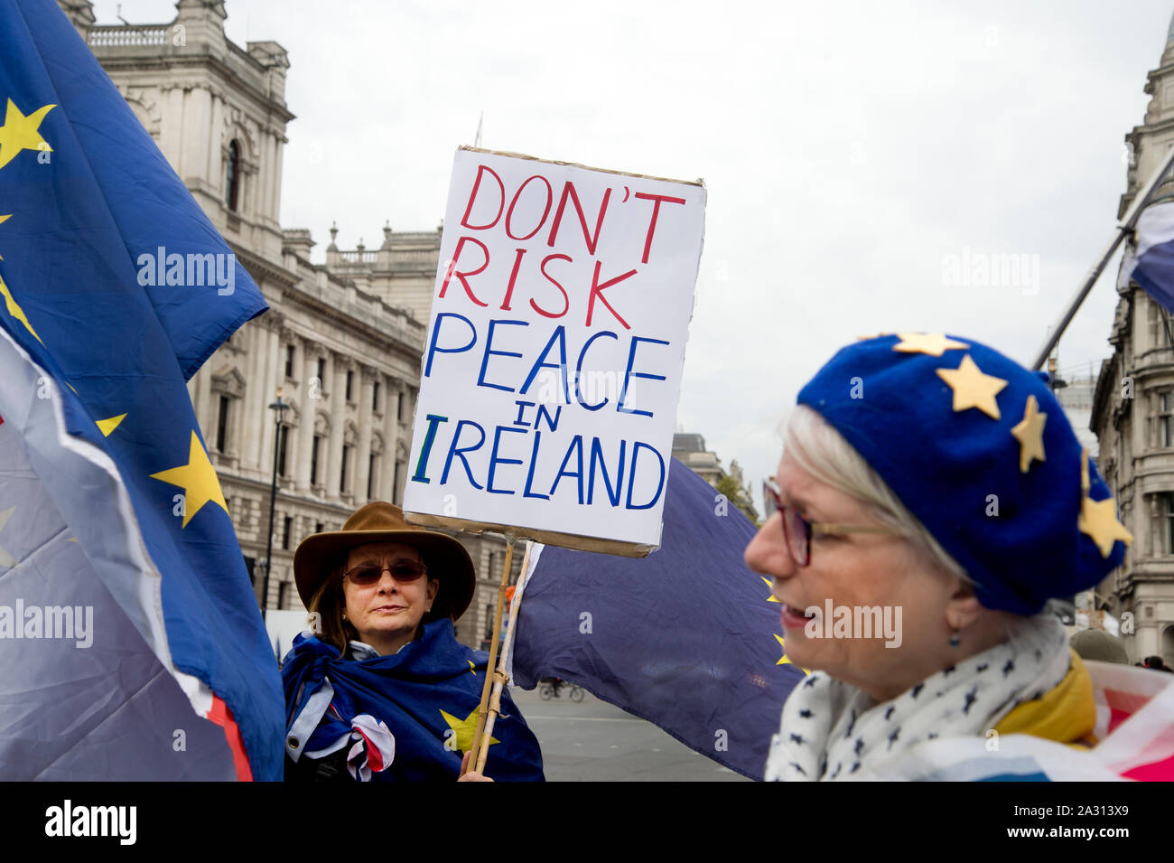 La piazza del Parlamento, Londra 3 ottobre 2019. Anti Brexit protesta da parte di Remainers. Cartello che dice "ont rischio la pace in Irlanda". Foto Stock